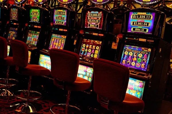 btstoto BandarQ live dealer table with multiple players and card display